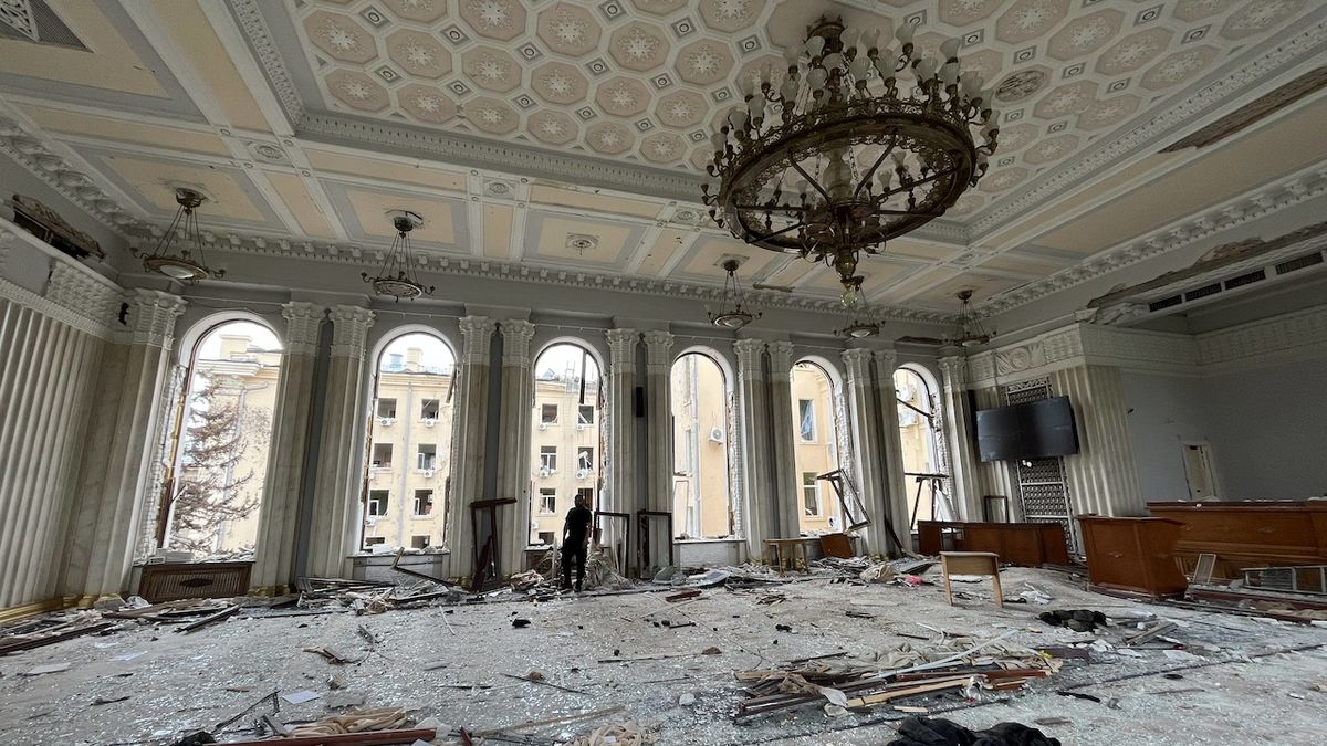 Co zbylo po bojích v Charkově? Korespondent Novinek přináší záběry ze zničeného sídla guvernéra
